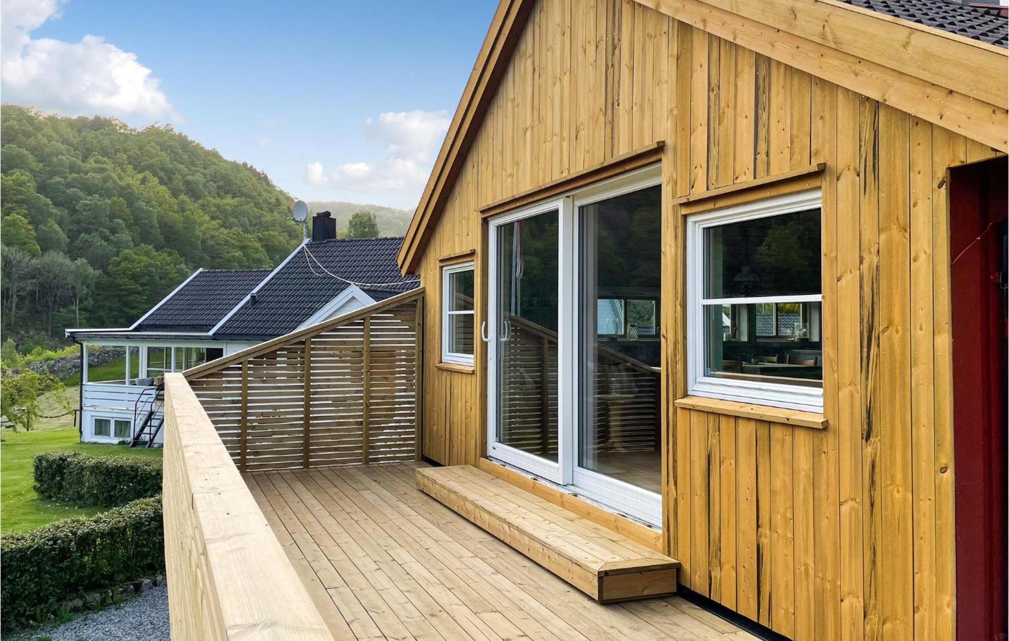 2 Bedroom Stunning Home In Lyngdal Eksteriør billede