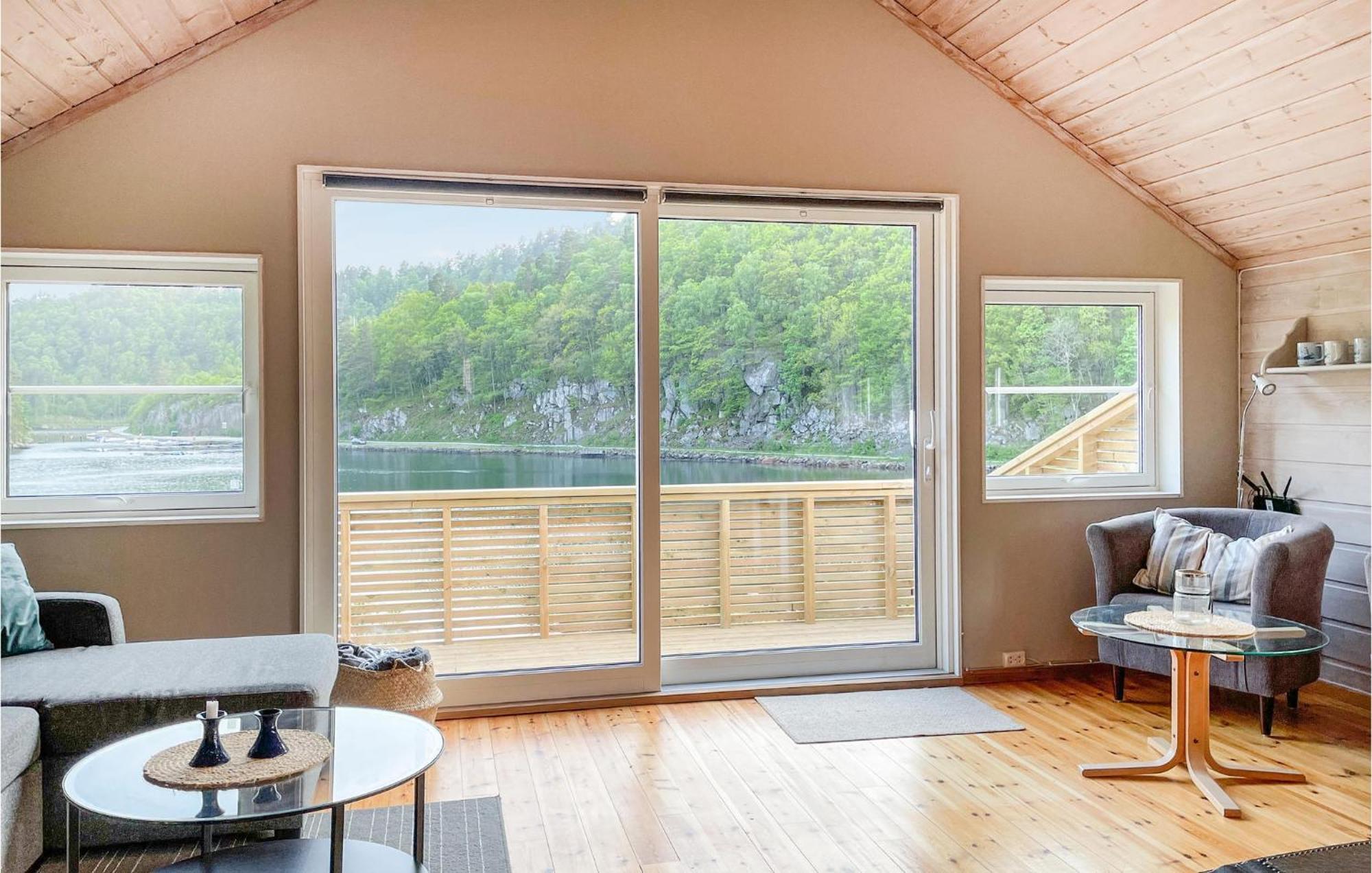 2 Bedroom Stunning Home In Lyngdal Eksteriør billede