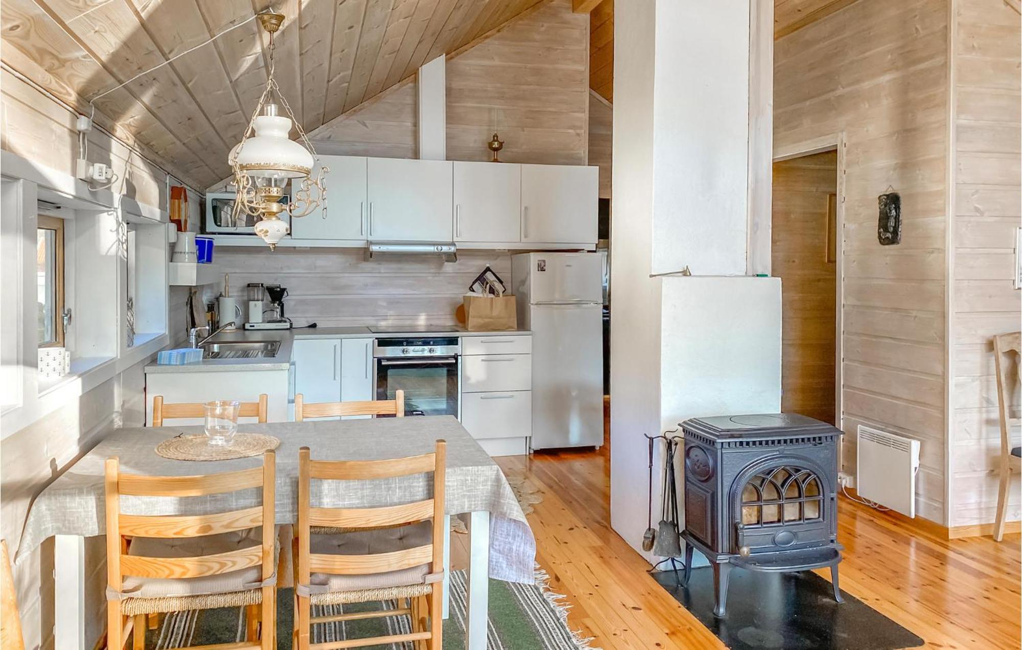 2 Bedroom Stunning Home In Lyngdal Eksteriør billede