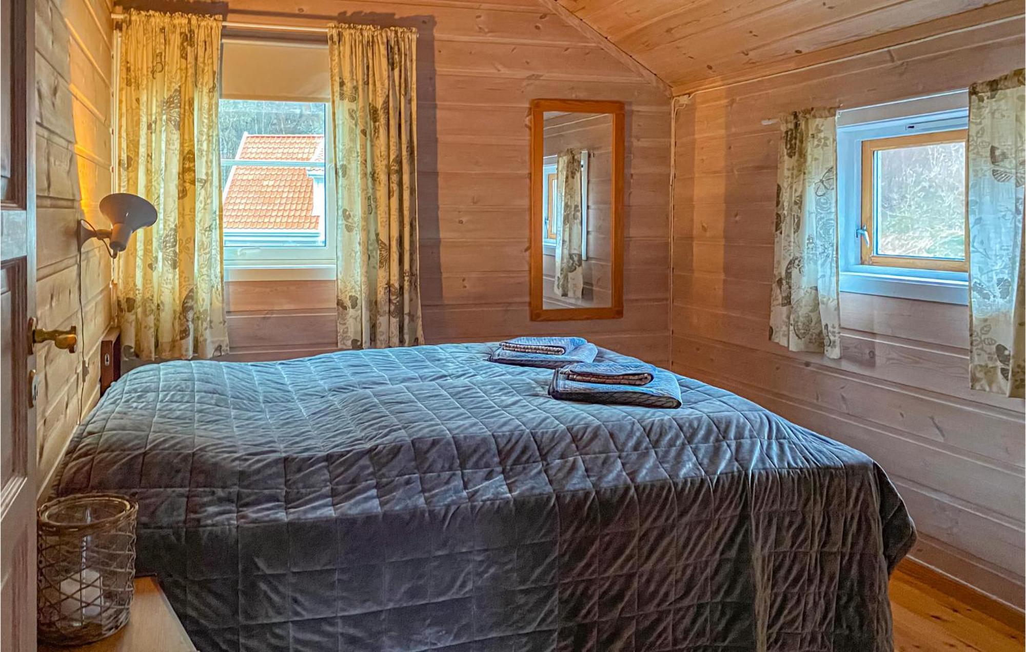 2 Bedroom Stunning Home In Lyngdal Eksteriør billede